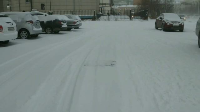 Якутск засыпает снегом второй день подряд снег валит все больше и больше! Кошмар, что будет дальше смотреть онлайн