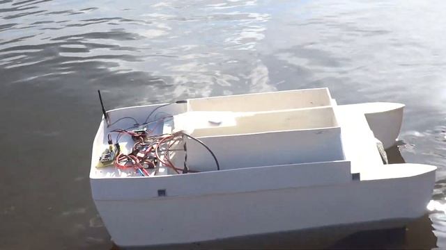 Проба катамарана с винтомоторной группой полностью в воде. смотреть онлайн