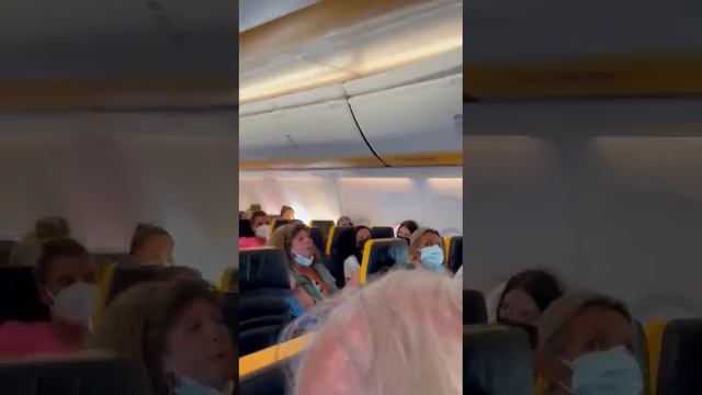 🔴 Ragazza minaccia steward e aggredisce passeggeri su volo ryan air 😳 смотреть онлайн