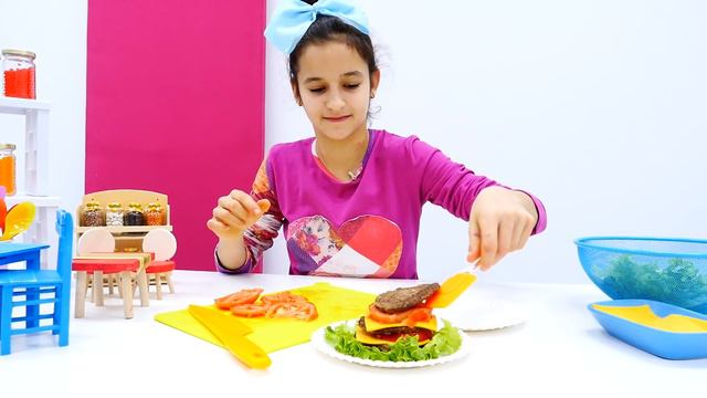 Вкусный обед для Вейка из Монстер Хай. Видео для девочек. смотреть онлайн