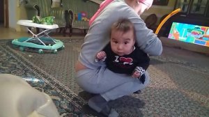 Уколы грудничкам. Как переносит Тэмуджин. Ставить уколы уколы детям