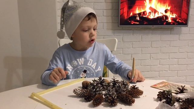 Снежинка из шишек. Зимняя поделка в садик. смотреть онлайн