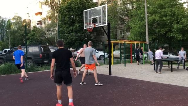 ИГРАЕМ В СТРИТБОЛ ЗА ПОЛОЩАДКУ | стритбол 2 на 2 за площадку смотреть онлайн