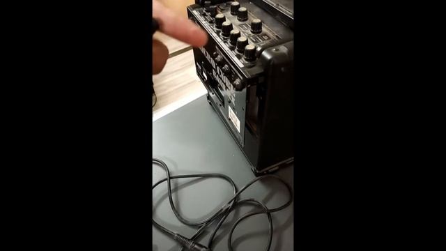 Roland Micro Cube Bass Rx Opening the back смотреть онлайн