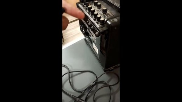 Roland Micro Cube Bass Rx   Opening the back