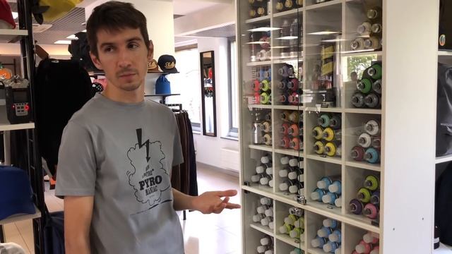 Толя Akue проводит ревизию отдела граффити в 21SHOP смотреть онлайн