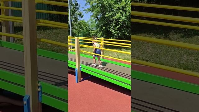 На детской площадке возле аэропорта смотреть онлайн