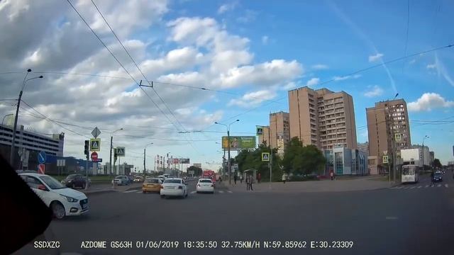 На пересечении Маршала Жукова и Казакова сумасшедший таксист забыл правила 01.06.19 смотреть онлайн