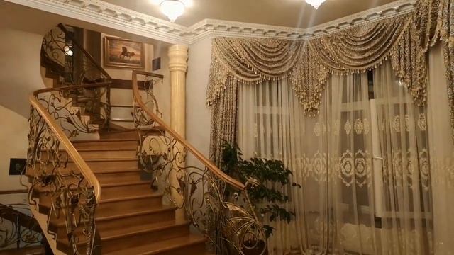 Монолитная лестница с кованым ограждением и дубовыми ступенями. смотреть онлайн