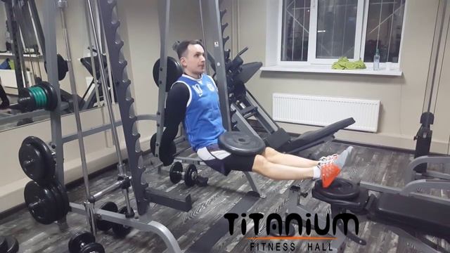 Отжимания на трицепс. фитнес центр TITANIUM fitness hall г.Тюмень смотреть онлайн