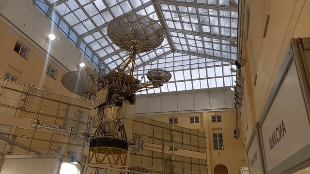 Спутник во дворе музея связи со стеклянной крышей смотреть онлайн