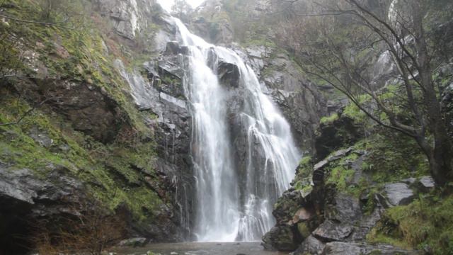 Каменный водопад смотреть онлайн