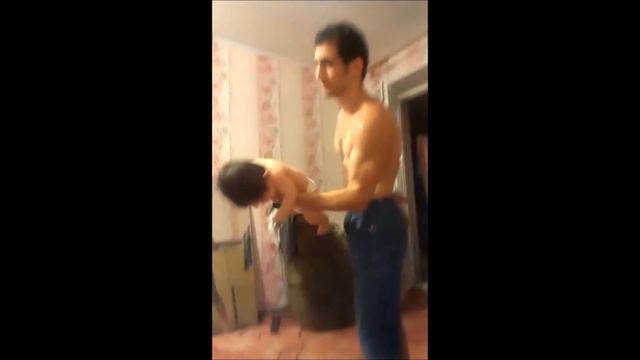 Что бывает, когда с малышом нянчится дядя )) смотреть онлайн