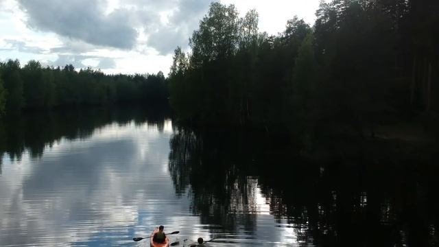 Маленькое лесное озеро, недалеко от города. смотреть онлайн
