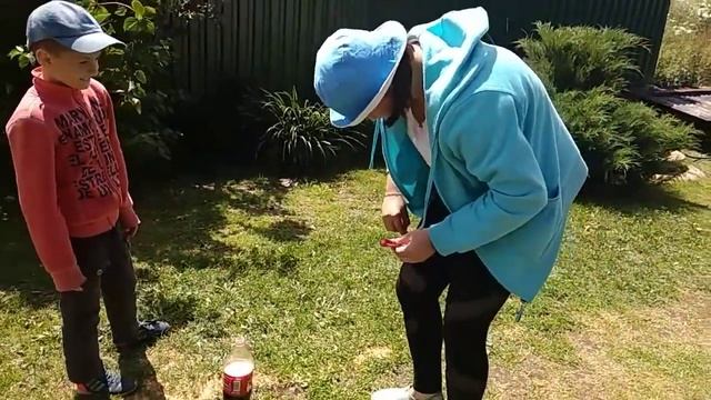 Кока кола + ментос! ВААУ! смотреть онлайн