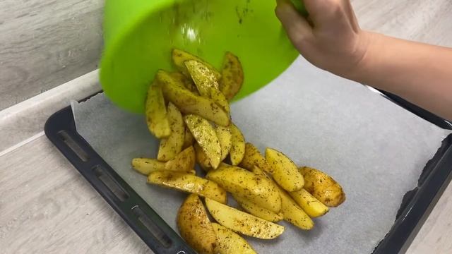ЧТО ПРИГОТОВИТЬ на УЖИН? КАРТОФЕЛЬ по-деревенски в духовке с КУРИЦЕЙ смотреть онлайн