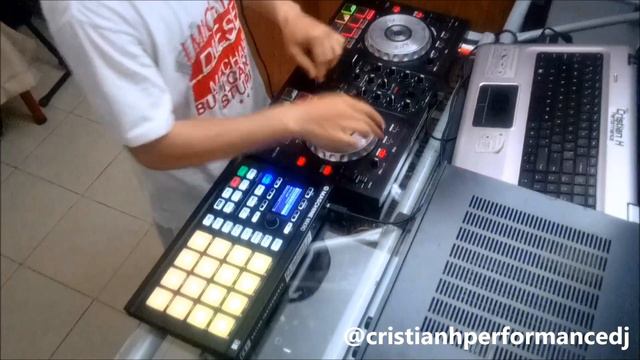 Serato DJ Pro with Maschine Mikro MK2 and Pioneer SB (Moombathon) смотреть онлайн