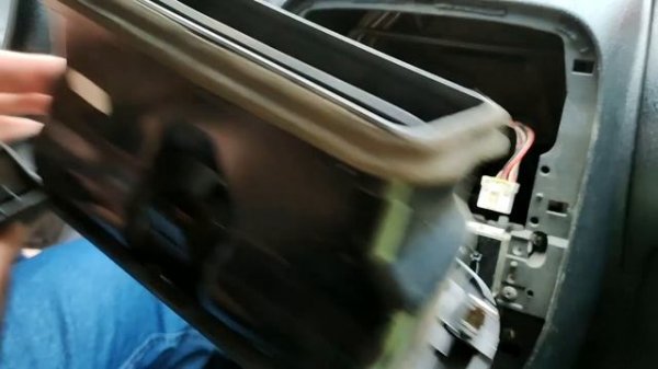 Mitsubishi Carisma как снять штатную магнитолу и поставить новую на авто.