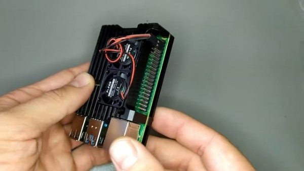 Алюминиевый корпус для Raspberry Pi 4 Model B с активным охлаждением.