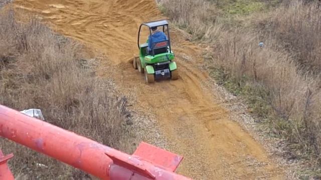 Avant 220 Отсыпаем территорию вышки цыфрового вещания