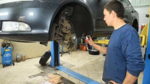 Skoda Octavia 1.8 - Меняем диски и тормозные колодки по кругу.