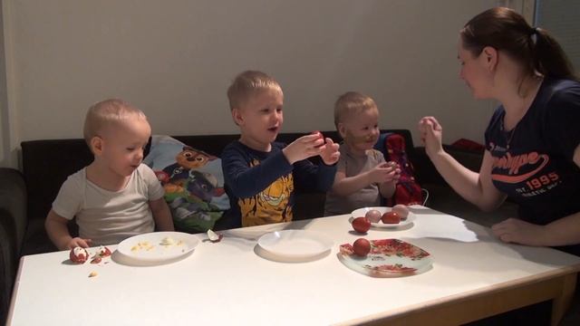 ПЕРВАЯ ПАСХА ВСЕЙ СЕМЬЁЙ. Бьём яйца смотреть онлайн