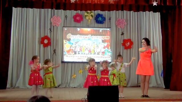 Одна девочка ЖжЕт УМОРА?? ЭТО НАДО ВИДЕТЬ! Дети танцуют смешно. Children dance funny. Приколы 2020 смотреть онлайн