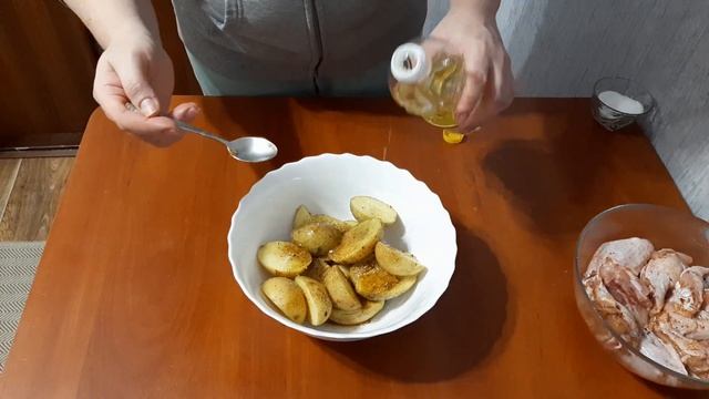Крылышки с картошкой по-селянски в духовке. смотреть онлайн