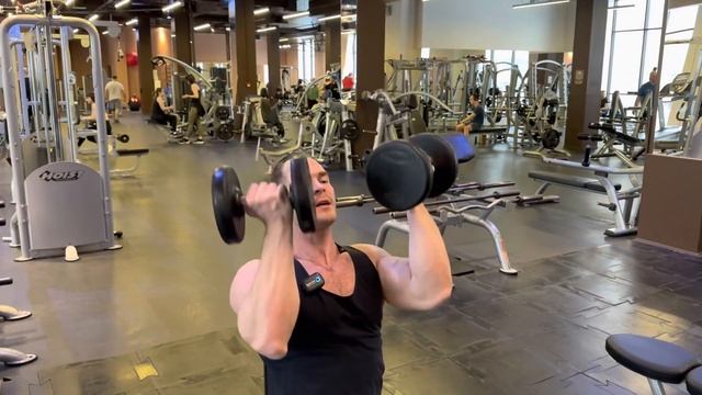 Жим Арнольда. Техника выполнения смотреть онлайн