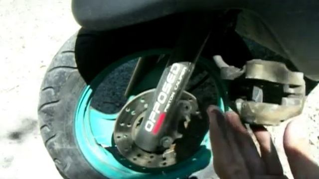 Как заменить, поменять передние тормозные колодки дискового тормоза на скутере Yamaha смотреть онлайн