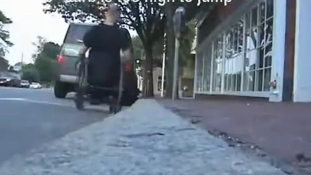 Техника езды на коляске. Вариант как подняться на высокий бордюр на коляске. смотреть онлайн