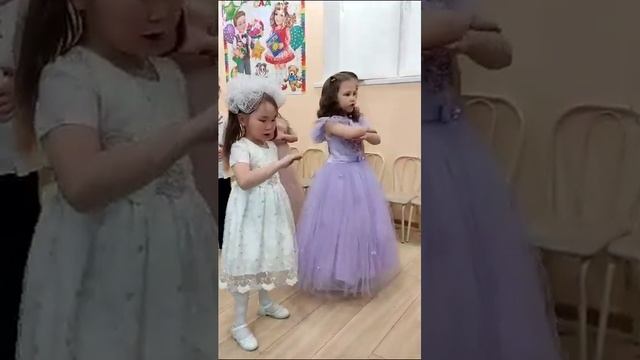 выпускной младшей дочери 2023г. смотреть онлайн