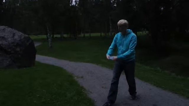 Disc golf putting at night смотреть онлайн