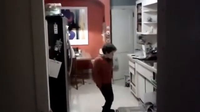 Пацан умеет мыть посуду смотреть онлайн