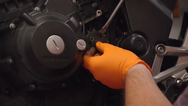 This ENGINE is SO TINY!! CBR 300 Engine removal | 2016 CBR 300R Flat Tracker Build - Day 3 смотреть онлайн