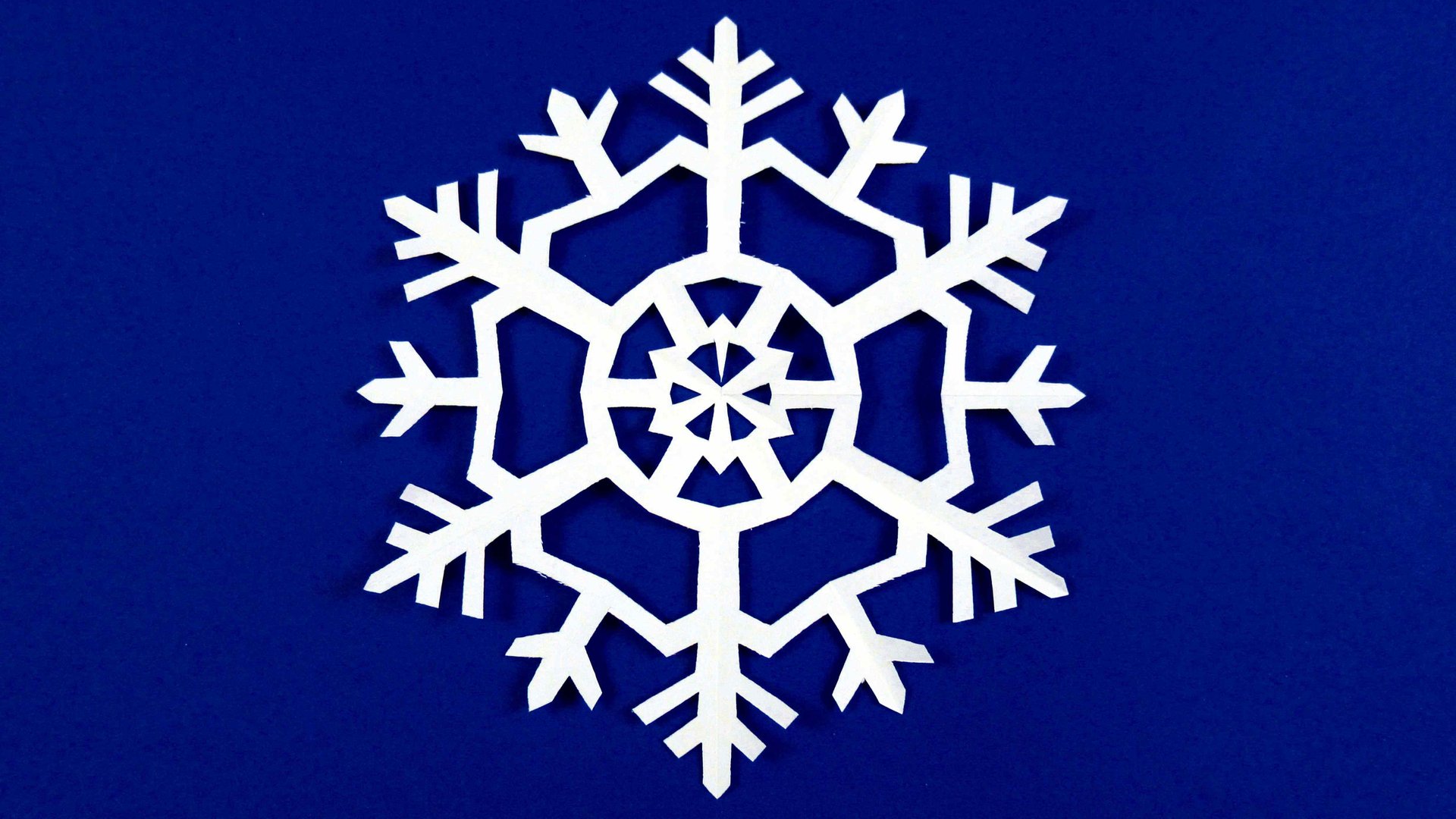 Как сделать снежинку из бумаги своими руками смотреть онлайн