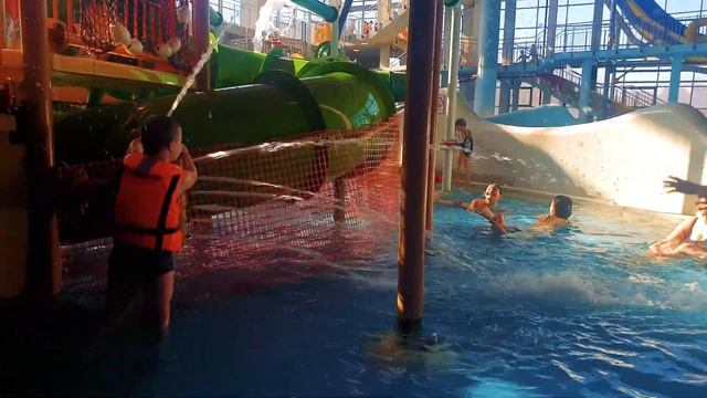 огромный детский аквапарк мореон в Москве! | видео для детей | mega waterpark in Moscow |Kids Video смотреть онлайн