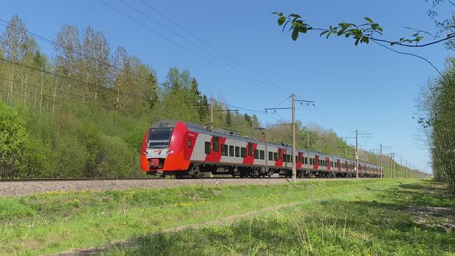 Электропоезда ЭС2Г-237 "Ласточка" и ЭТ2М-070 вблизи о.п. 106 км смотреть онлайн