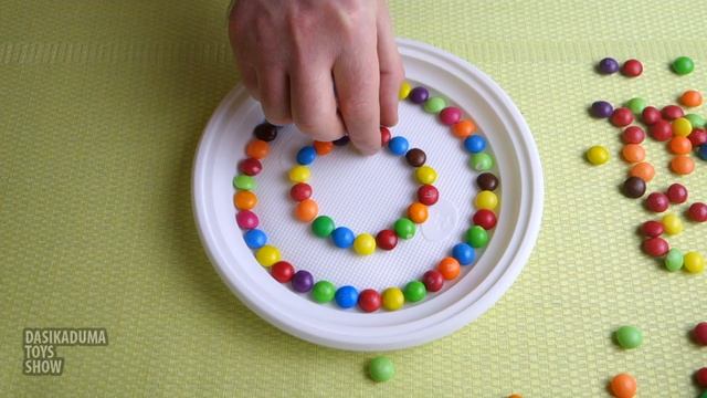 Как сделать радугу из конфет и воды. DIY how to Skittles Rainbow. Awesome experiment and trick. смотреть онлайн
