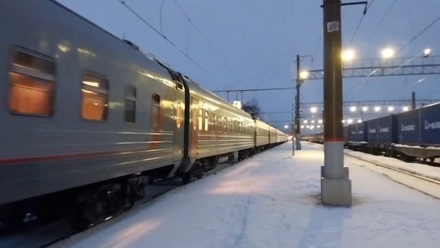 эп2к-221 с поездом Сыктывкар Санкт-Петербург отправляется со ст. Волховстрой 1. окт.жд. 23.12.2023 смотреть онлайн