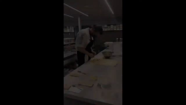 Кыванч Татлытуг стал кулинаром и профессионально приготовил яблочный штрудель! смотреть онлайн
