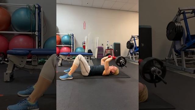 Французский жим лежа на полу 25*6 смотреть онлайн