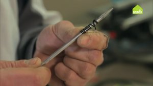 ПОЧИНКА. Как отремонтировать деревянную ручку инструмента. Чиним ручку отвёртки при помощи нитки