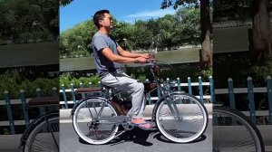 Велосипед в ретро стиле с бензиновым двигателем.