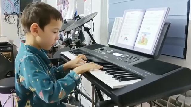 Игра на синтезаторе, первые шаги Каира 6 лет смотреть онлайн