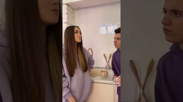 Почему девушки предпочитают парней постарше? смотреть онлайн