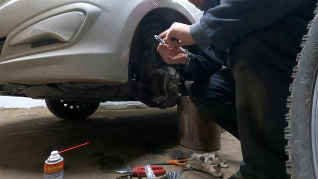 Закисли направляющие пальцы тормозного суппорта / РЕШЕНИЕ / Hyundai Solaris / Junett влог смотреть онлайн