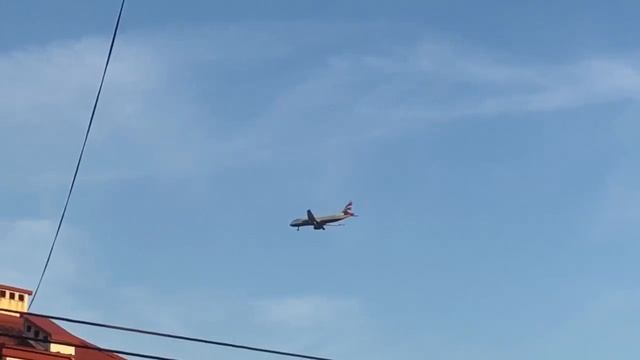 BA864 flying overhead on final approach into Warsaw airport ~ WAW reg: G-TTOE смотреть онлайн