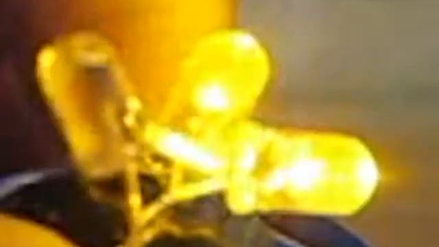 Жёлтые мигающие светодиоды с али (Yellow Blinking Candle Light Emitting Diode) смотреть онлайн