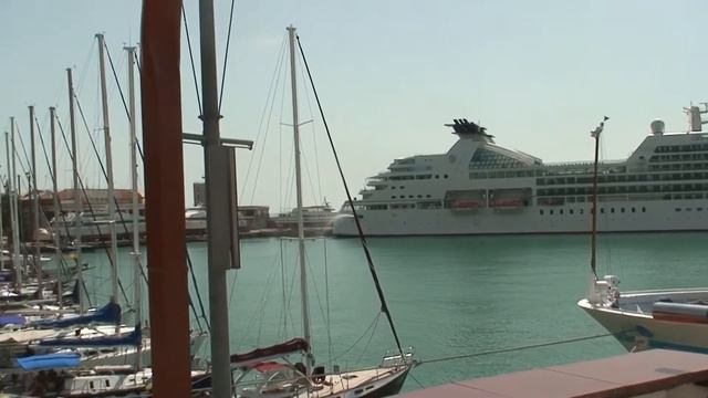 Океанский лайнер Seabourn Quest в порту Ялты.V.2012. смотреть онлайн